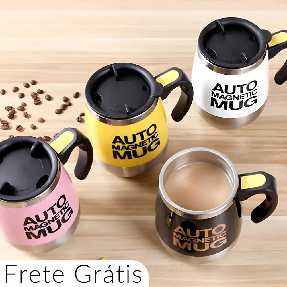 Quatro canecas "AUTO MAGNETIC MUG" em uma mesa de madeira clara. As canecas são de cores diferentes: amarelo, branco, rosa e preto. Três estão fechadas e uma preta está aberta com uma bebida bege dentro. Grãos de café estão espalhados ao redor das canecas. Texto na parte inferior diz "Frete Grátis".