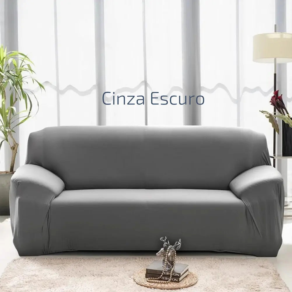 Imagem de uma sala clara com um sofá cinza escuro. Ao lado esquerdo, há uma planta, e à direita, uma luminária de chão. Texto central: "Cinza Escuro". Uma pequena mesa de centro com livros e uma escultura está à frente do sofá.