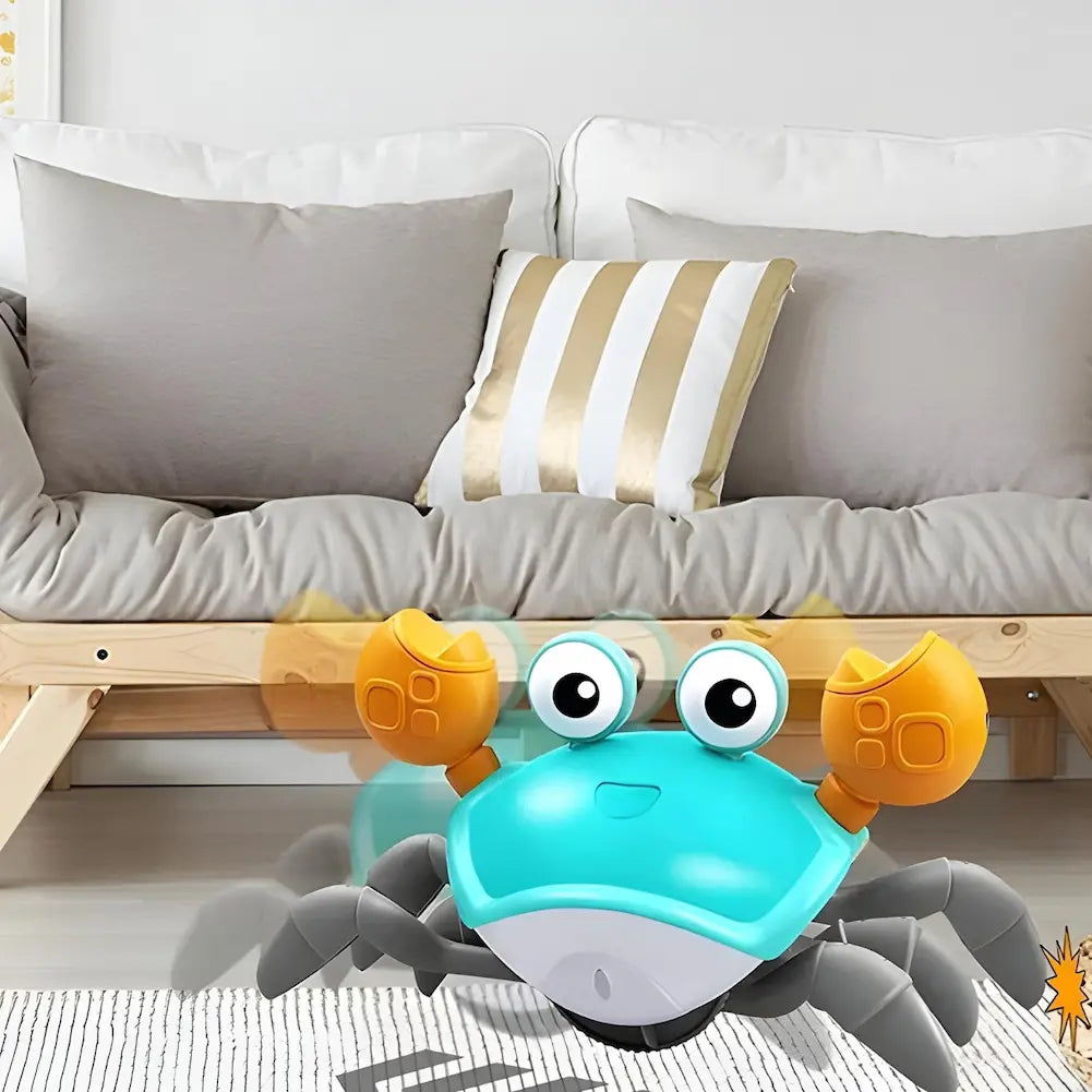  A imagem mostra um brinquedo em formato de caranguejo com corpo verde-água, garras amarelas e pernas cinzas, em um ambiente doméstico. O caranguejo está sobre um tapete em frente a um sofá com almofadas brancas e cinzas. As garras e as pernas do caranguejo estão ligeiramente desfocadas, indicando movimento. O brinquedo parece estar se movimentando rapidamente, e há um efeito visual de explosão no canto inferior direito, sugerindo ação ou diversão.