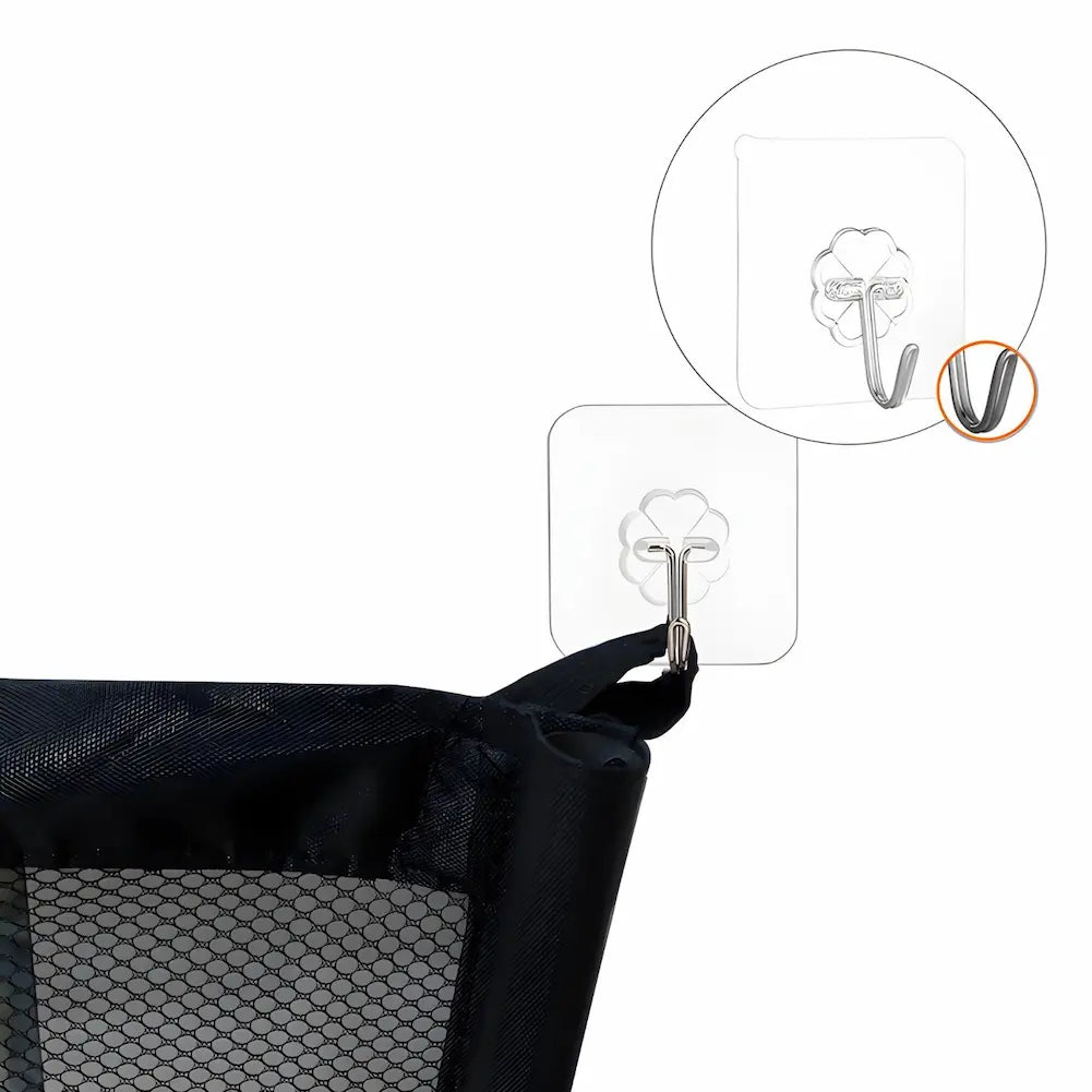 A imagem mostra um close de uma cerca de segurança ajustável para cães, fixada a um gancho transparente. O gancho tem um design de flor e está preso a uma superfície lisa. Há um círculo no canto superior direito que amplia o detalhe do gancho, mostrando a estrutura metálica em forma de gancho duplo. O fundo é branco.