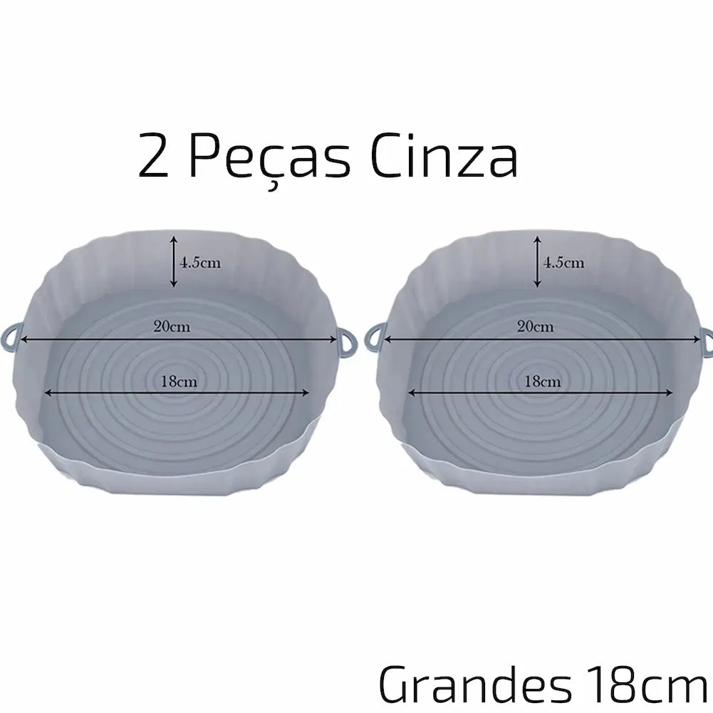  A imagem mostra duas assadeiras reutilizáveis de silicone cinza, lado a lado, com dimensões marcadas. As medidas indicam que elas têm 4,5 cm de altura, 20 cm de diâmetro interno e 18 cm de diâmetro na base. O texto na imagem diz "2 Peças Cinza" e "Grandes 18 cm", destacando que são duas assadeiras de tamanho grande.