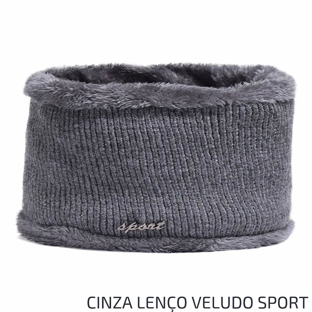 Esta imagem mostra um lenço de pescoço feito de veludo na cor preta, com detalhes em pelos cinza nas bordas e a inscrição "sport" na parte inferior. Este lenço é ideal para manter o pescoço aquecido durante o inverno. Uma das opções de compra disponíveis é o "PRETO LENÇO VELUDO SPORT".