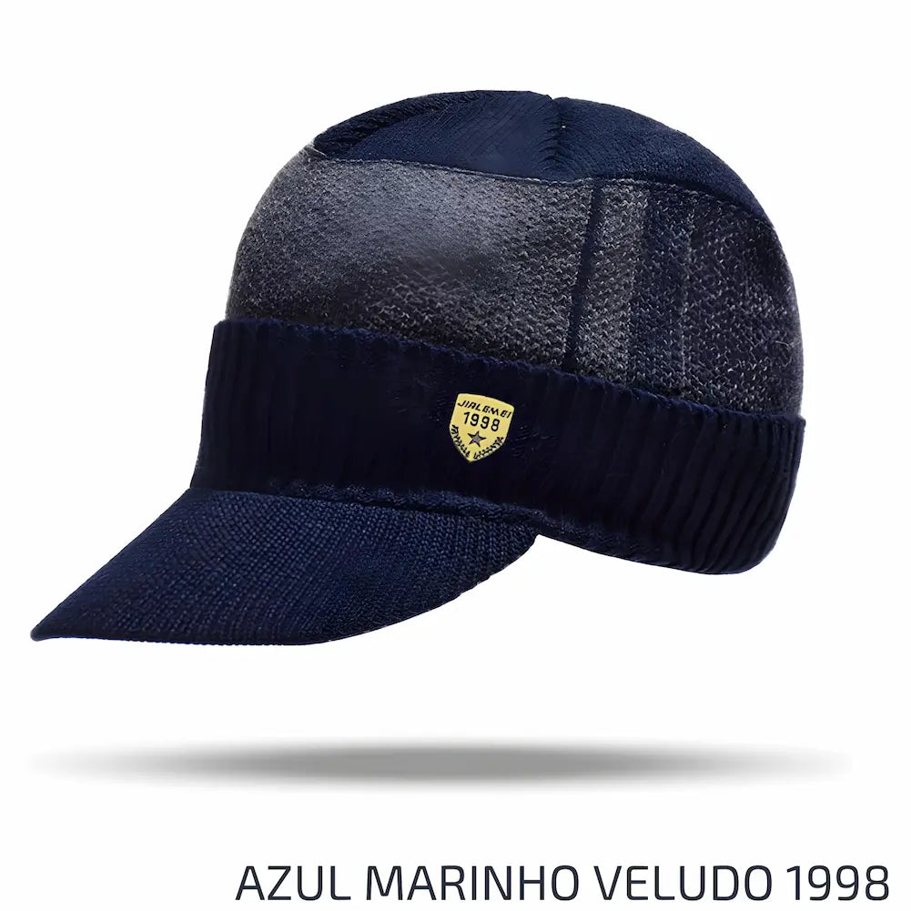 Chapéu de veludo na cor azul marinho com textura, aba e um pequeno emblema amarelo bordado com "1998". Este é uma das opções de compra.