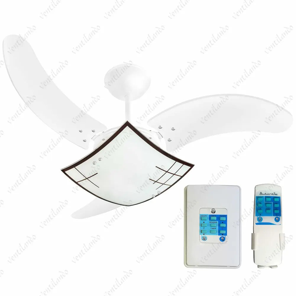  A imagem mostra um ventilador de teto com três pás brancas e um design moderno. O ventilador possui uma luminária central com detalhes geométricos. Ao lado, há dois controles remotos, um de parede e outro portátil, ambos com botões azuis para controlar as funções do ventilador e da luz, sobre um fundo branco.