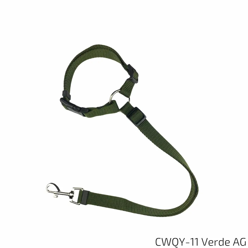 
A imagem apresenta um cinto de segurança para pets na cor verde militar (Verde AG). Ele é fabricado em nylon resistente, com colar ajustável, fecho de encaixe seguro e presilha de metal para fixação, proporcionando segurança e praticidade no transporte ou passeio com o animal.