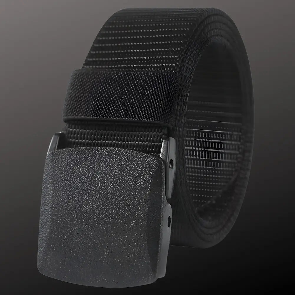  Imagem de um cinto tático preto com fivela automática. O cinto está enrolado e a fivela, em destaque, possui um acabamento texturizado. O fundo cinza escuro realça o design robusto e funcional do cinto, destacando sua resistência e praticidade.