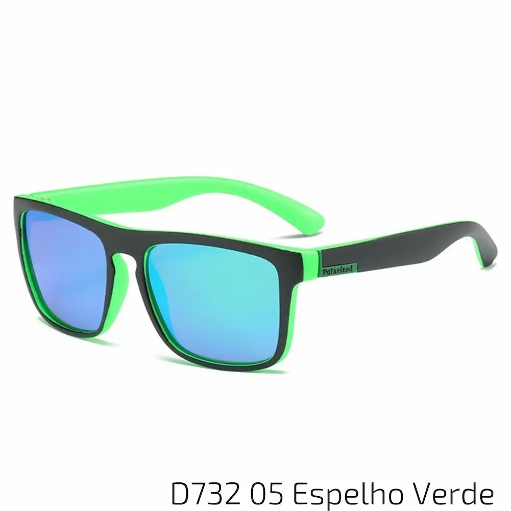 Óculos de sol com armação em tom neon verde e preto, proporcionando um visual moderno e ousado. As lentes são espelhadas em um tom de verde, oferecendo proteção contra os raios solares. As hastes são predominantemente verdes, complementando a cor das lentes e adicionando um toque vibrante ao design. Ideal para atividades ao ar livre, onde o estilo e a proteção ocular são essenciais. Estes óculos são perfeitos para quem busca destacar-se com um acessório diferenciado.