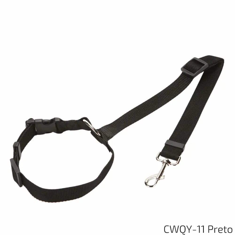 A imagem exibe um cinto de segurança para pets na cor preta. Feito de nylon resistente, ele conta com colar ajustável, fecho de encaixe seguro e presilha de metal para fixação. Ideal para garantir segurança e conforto durante passeios ou viagens com o animal.