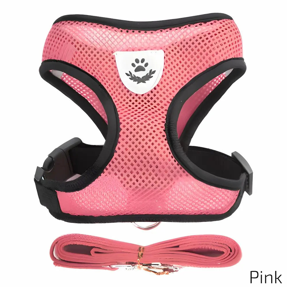 A imagem apresenta uma coleira peitoral rosa claro com bordas pretas e um emblema de pata no centro. A guia combinando em rosa claro completa o conjunto, proporcionando estilo e conforto ao seu pet.