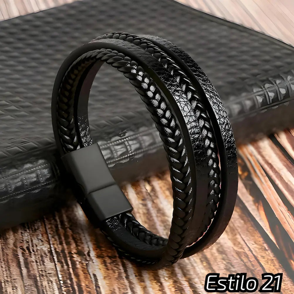 Pulseira preta composta por couro trançado e tiras texturizadas. Possui um fecho preto que complementa seu design elegante e moderno. Estilo: 21.