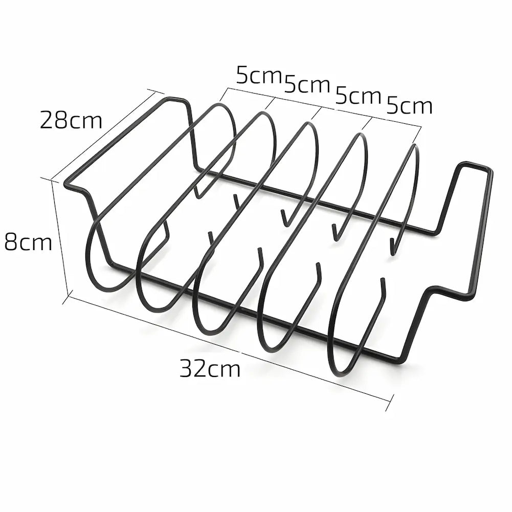 A imagem mostra um suporte de metal para grelhar costelas ou frango, com suas dimensões detalhadas. O suporte mede 32 cm de comprimento, 28 cm de largura e 8 cm de altura. As divisórias internas têm 5 cm de espaçamento entre elas. A estrutura é projetada para manter os alimentos organizados e uniformemente distribuídos durante o processo de grelhamento.