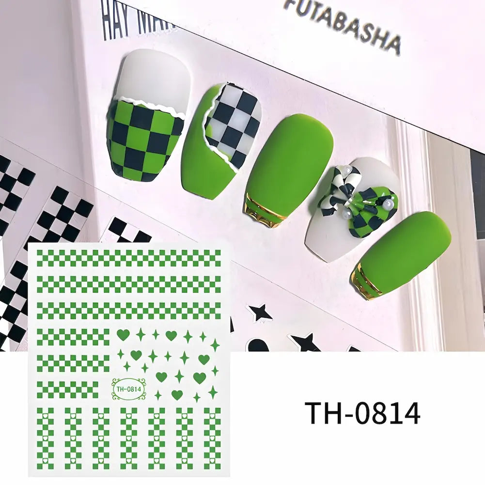TH-0814: Adesivos xadrez verde e branco com corações e estrelas. Unhas decoradas com padrão xadrez verde e branco, criando um visual moderno e vibrante.