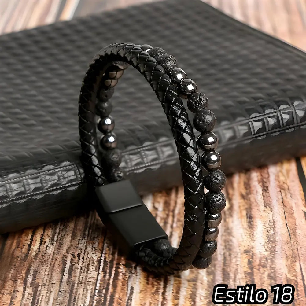 Pulseira preta com detalhes em contas escuras e esferas metálicas, combinando couro trançado com elementos rústicos e elegantes. Fecho preto. Estilo: 18.