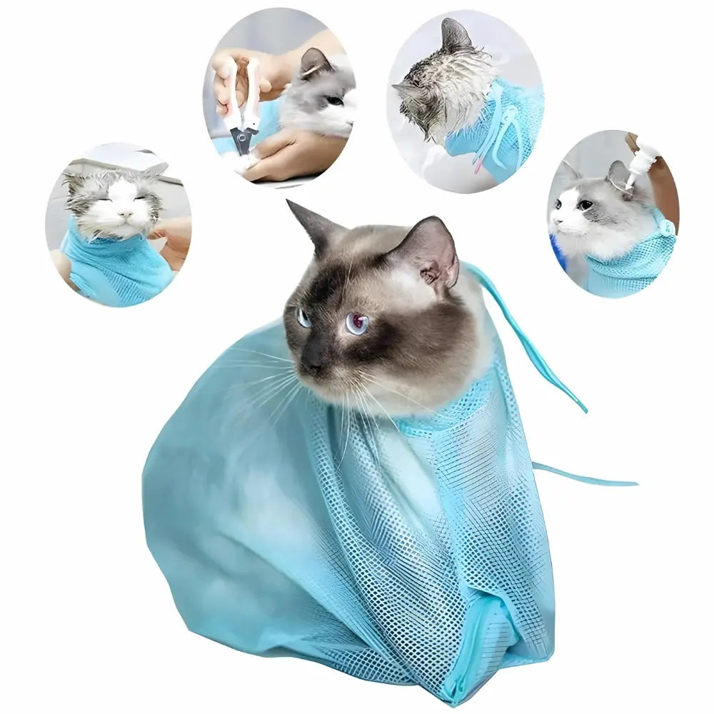 A imagem principal mostra um gato de pelos claros com face escura, envolto em uma bolsa de rede azul clara, sentado e olhando para o lado. Ao redor da imagem principal, há quatro fotos menores em círculos mostrando diferentes atividades com gatos na mesma bolsa: cortando unhas, tomando banho, secando, e limpando as orelhas.
