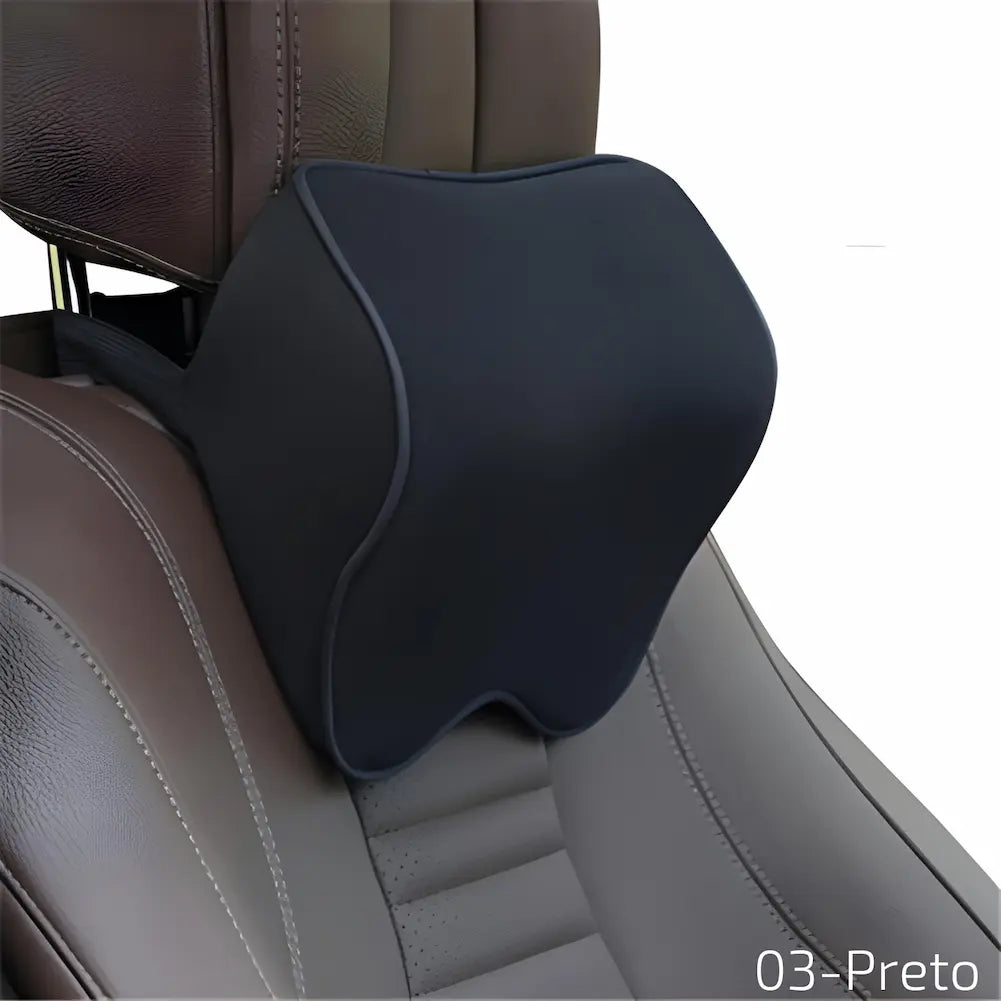 Imagem 03 - Preto: Almofada de apoio cervical preta, com design discreto e bordas finas. É ajustada no encosto do banco do carro para proporcionar conforto durante a condução. Esta opção de compra é representada pelo código 03.