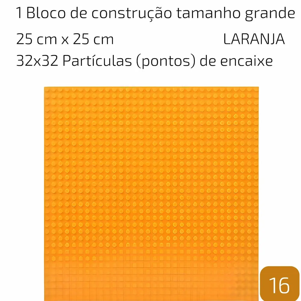 A imagem mostra uma base de construção de tamanho grande, com dimensões de 25 cm x 25 cm, contendo 32x32 partículas (pontos de encaixe). A cor da base é laranja. O texto descreve as características da base, destacando seu tamanho grande e a cor laranja, adequada para construção com blocos de montar.