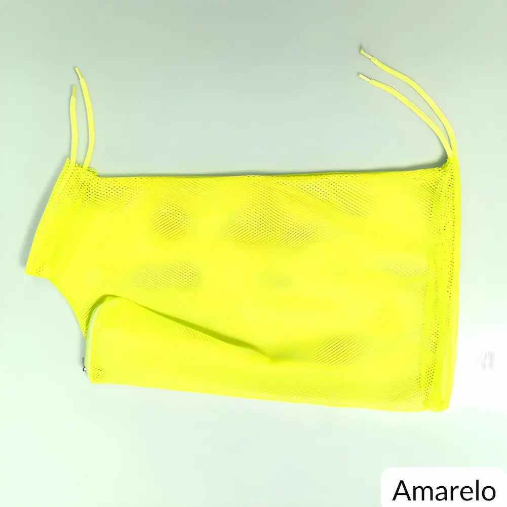  A imagem mostra uma bolsa de rede amarela brilhante, desenhada para banho de gatos, estendida sobre uma superfície branca. A bolsa possui cordões ajustáveis na parte superior e um zíper na parte inferior. A palavra "Amarelo" está escrita no canto inferior direito da imagem em um fundo branco.