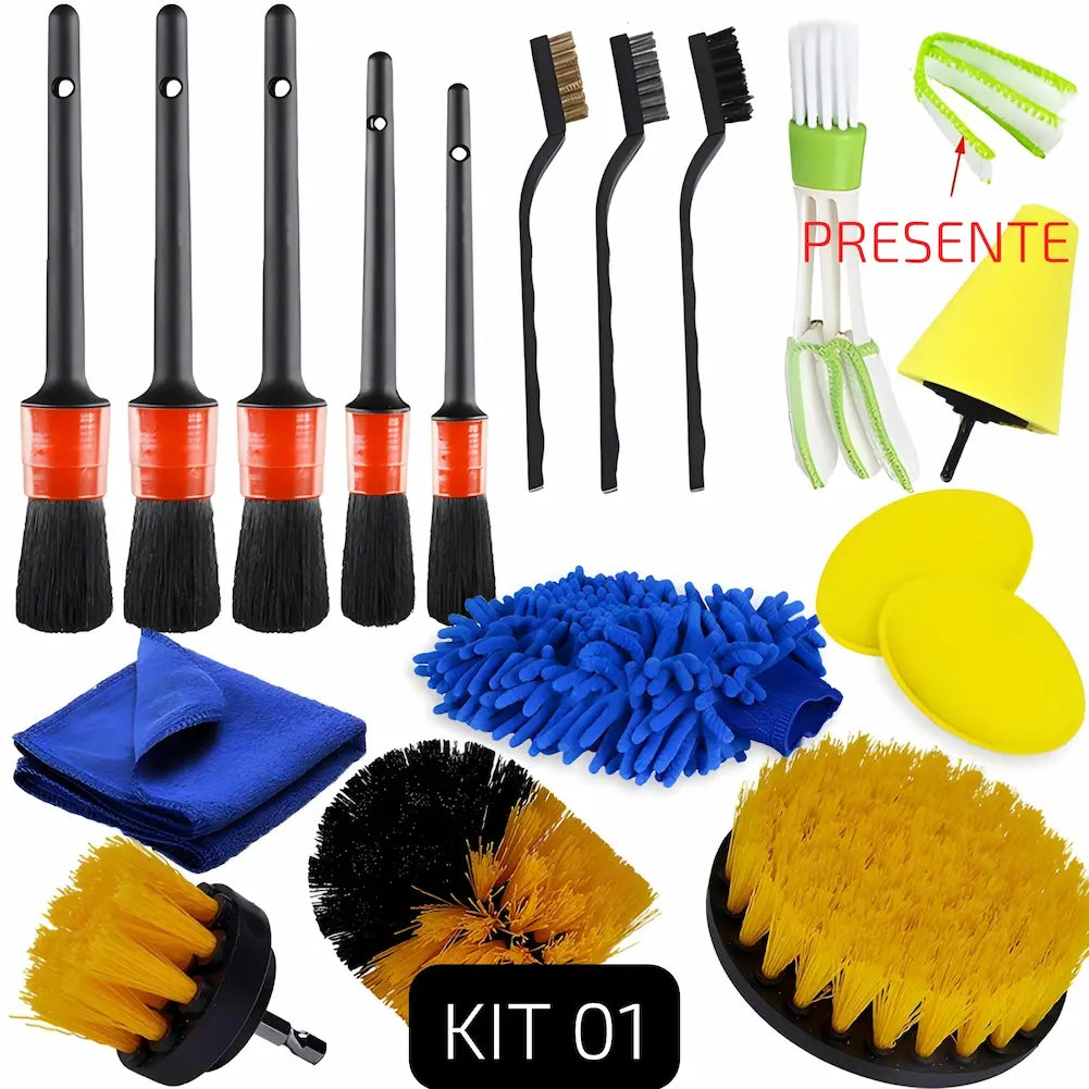  Imagem de um kit completo para limpeza automotiva, denominado "KIT 01". Inclui cinco pincéis de tamanhos variados, três escovas com cerdas diferentes, um limpador de ventilação, uma luva de microfibra azul, panos de microfibra, aplicadores de cera amarelos, e escovas rotativas para furadeira. A palavra "PRESENTE" indica um item bônus no kit.