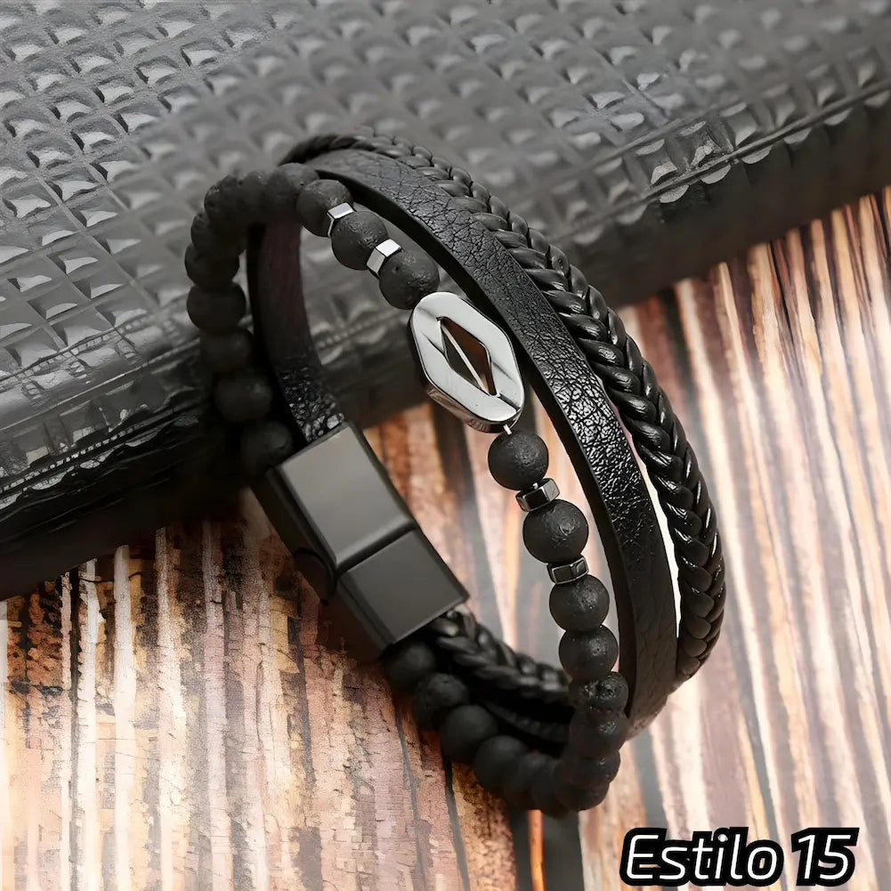 Pulseira preta com couro trançado e tiras texturizadas, acompanhada de contas escuras e um detalhe metálico em forma de losango. Fecho preto. Estilo: 15.