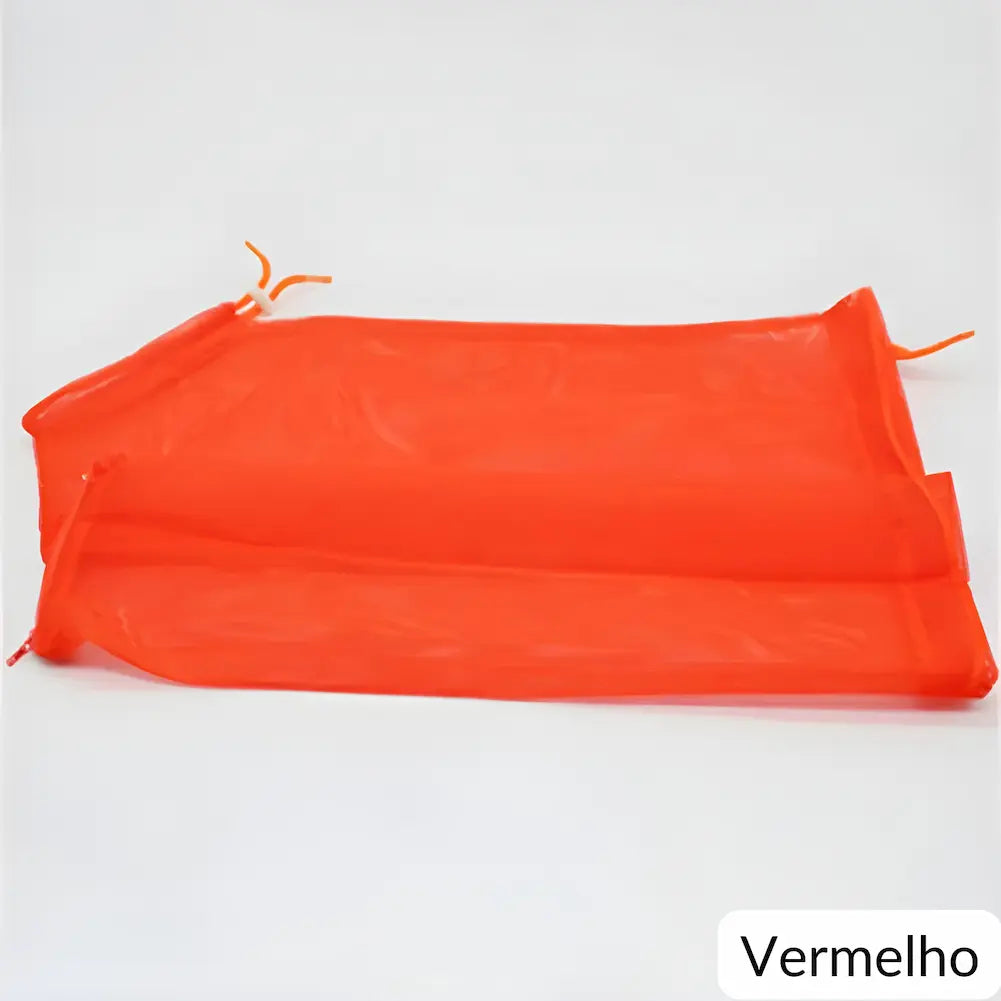  A imagem mostra uma bolsa de rede vermelha, desenhada para banho de gatos, estendida sobre uma superfície branca. A bolsa possui cordões ajustáveis na parte superior e um zíper na parte inferior. A palavra "Vermelho" está escrita no canto inferior direito da imagem em um fundo branco.