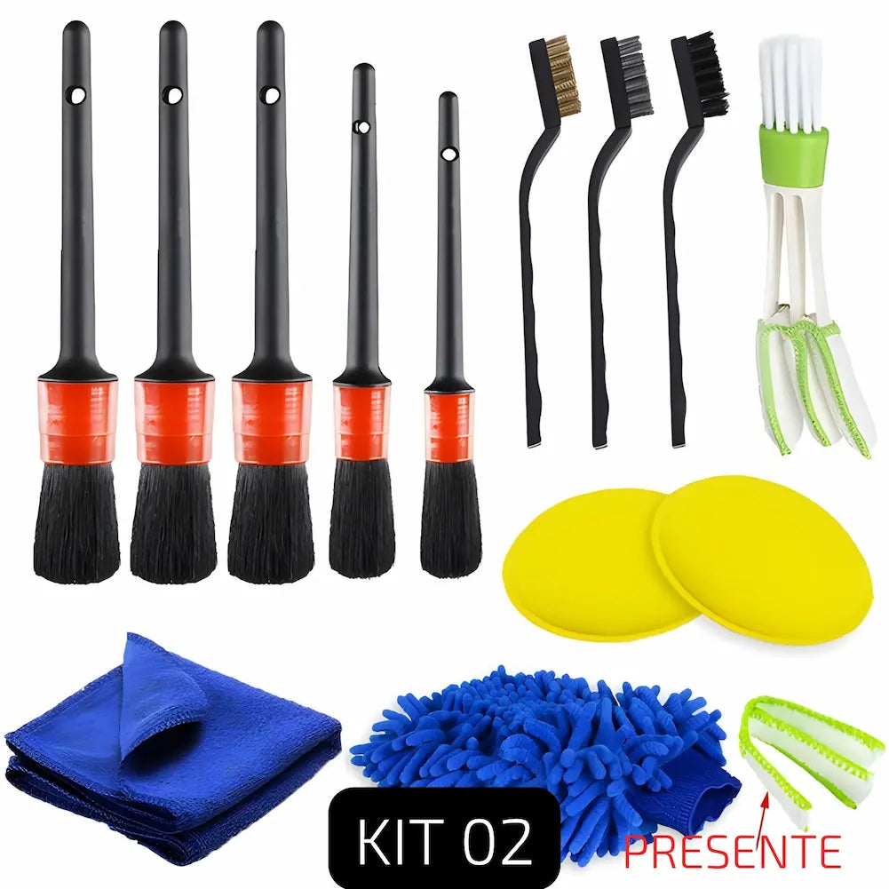  Imagem de um kit completo para limpeza automotiva, denominado "KIT 02". Inclui cinco pincéis de tamanhos variados, três escovas com cerdas diferentes, um limpador de ventilação, uma luva de microfibra azul, panos de microfibra, aplicadores de cera amarelos, e um limpador de ventilação extra como "PRESENTE". A imagem destaca a diversidade de ferramentas para uma limpeza detalhada do carro.