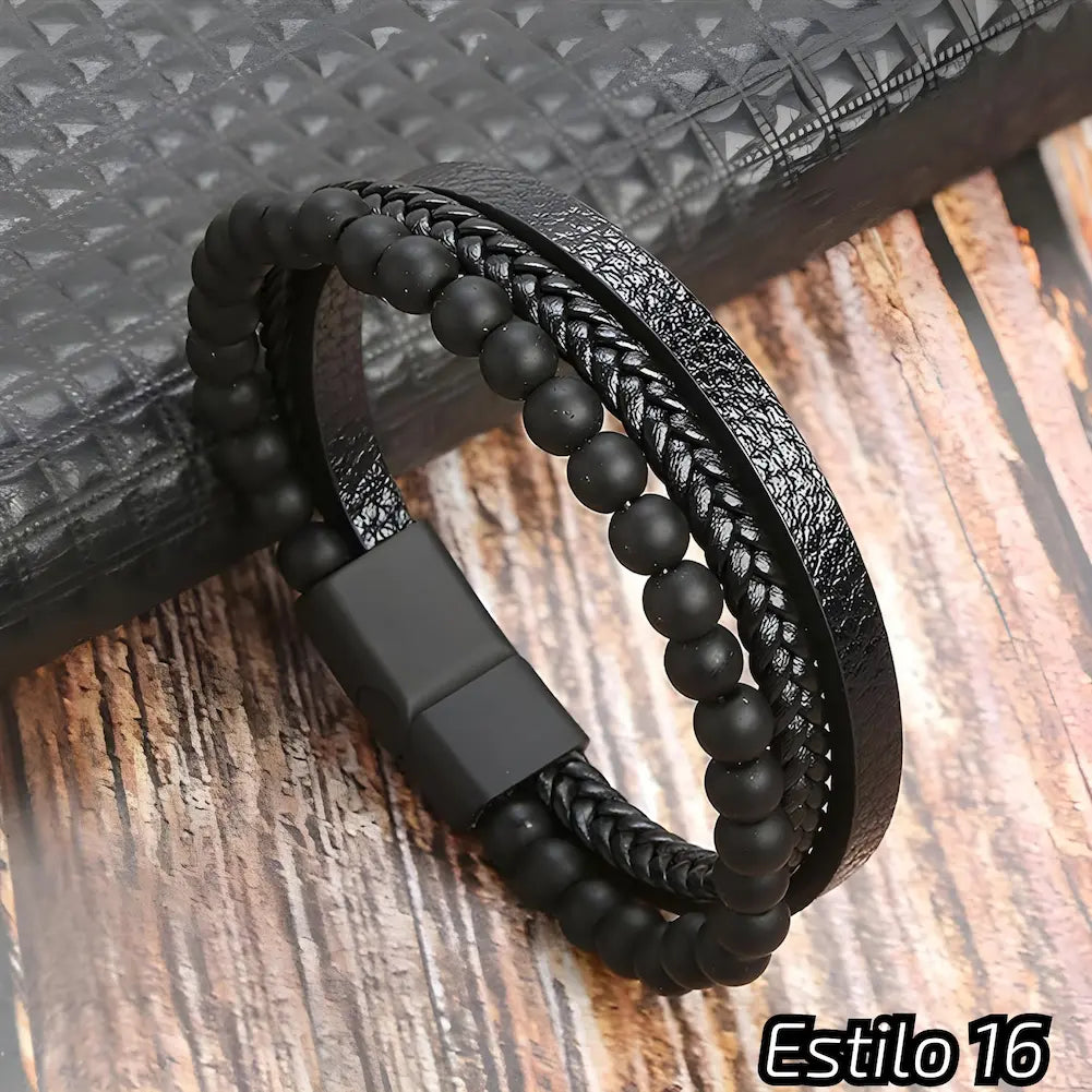 Pulseira preta com couro trançado e tiras texturizadas, adornada com contas escuras. O design minimalista e elegante é finalizado com um fecho preto. Estilo: 16.