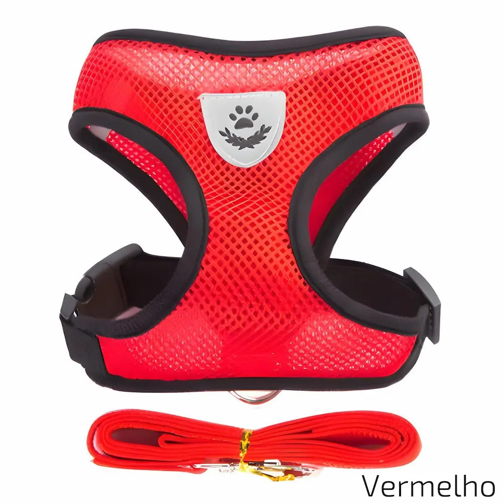 A imagem exibe uma coleira peitoral vermelha com detalhes em preto e um emblema de pata. Acompanha uma guia vermelha. Feita de material respirável, é ideal para passeios seguros e confortáveis com seu pet.