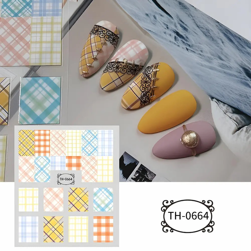 TH-0664: Adesivos de padrões xadrez coloridos. Unhas decoradas com diferentes padrões xadrez em tons pastéis, complementadas com detalhes pretos elegantes.