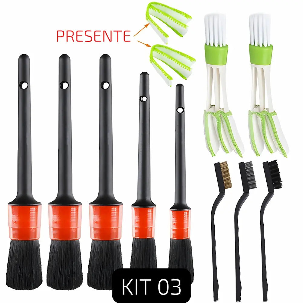 Imagem de um kit completo para limpeza automotiva, denominado "KIT 03". Inclui cinco pincéis de tamanhos variados, três escovas com cerdas diferentes, dois limpadores de ventilação e dois limpadores extras como "PRESENTE". A imagem destaca as ferramentas essenciais para uma limpeza detalhada e eficiente do carro.