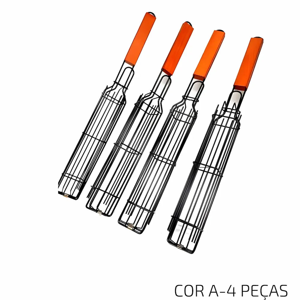  A imagem mostra quatro espetos de cesta para churrasco alinhados lado a lado em um fundo branco. Os espetos são feitos de metal com alças de madeira na cor laranja. Eles são projetados para grelhar alimentos de maneira uniforme, mantendo-os seguros dentro da estrutura metálica. A legenda "COR A-4 PEÇAS" está visível na parte inferior da imagem.