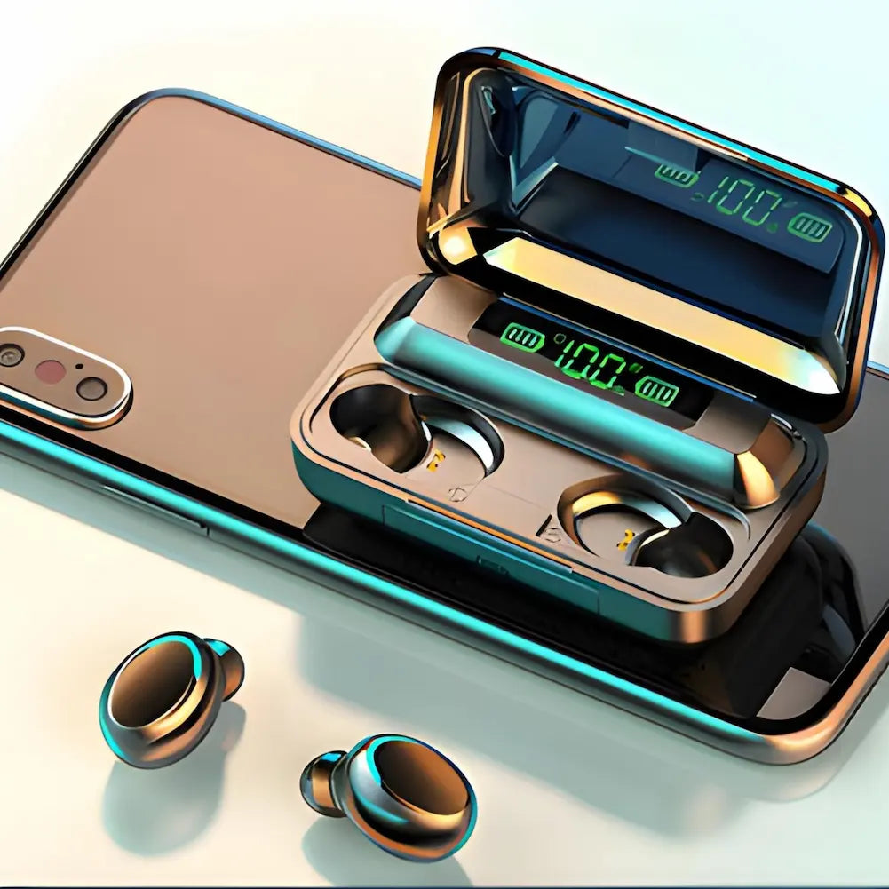 A imagem mostra um par de fones de ouvido sem fio e seu estojo de carregamento, colocado sobre um smartphone. O estojo está aberto e exibe um display digital indicando 100% de carga. Dois fones estão fora do estojo, enquanto os outros dois estão dentro. A superfície reflexiva do smartphone destaca os detalhes dos dispositivos.