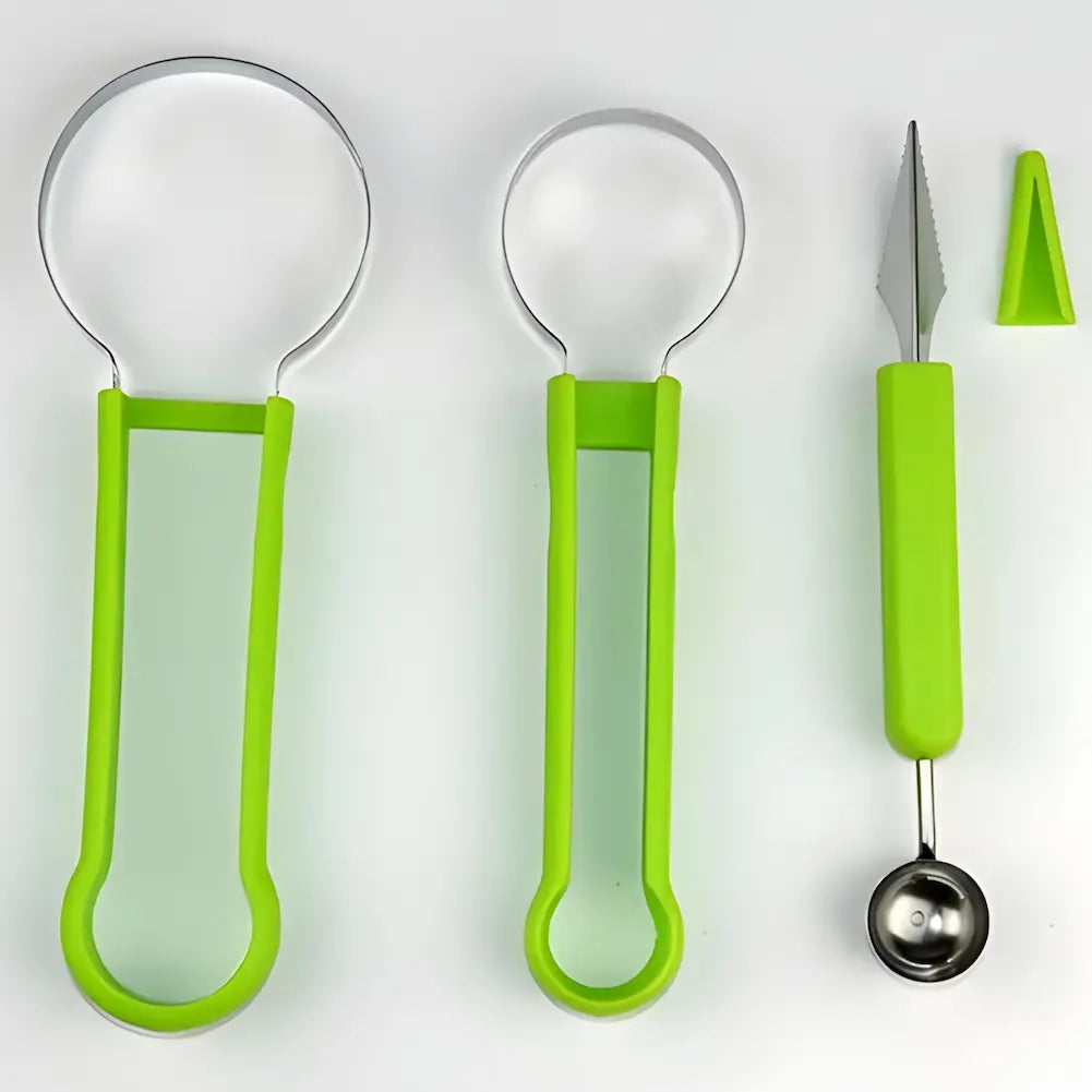  A imagem mostra um conjunto de quatro utensílios verdes para esculpir frutas. Da esquerda para a direita: uma lâmina circular grande, uma lâmina circular menor, uma ferramenta com ponta serrilhada e um extrator de sementes com uma ponta de encaixe. Todos os utensílios têm cabos verdes e lâminas metálicas.
