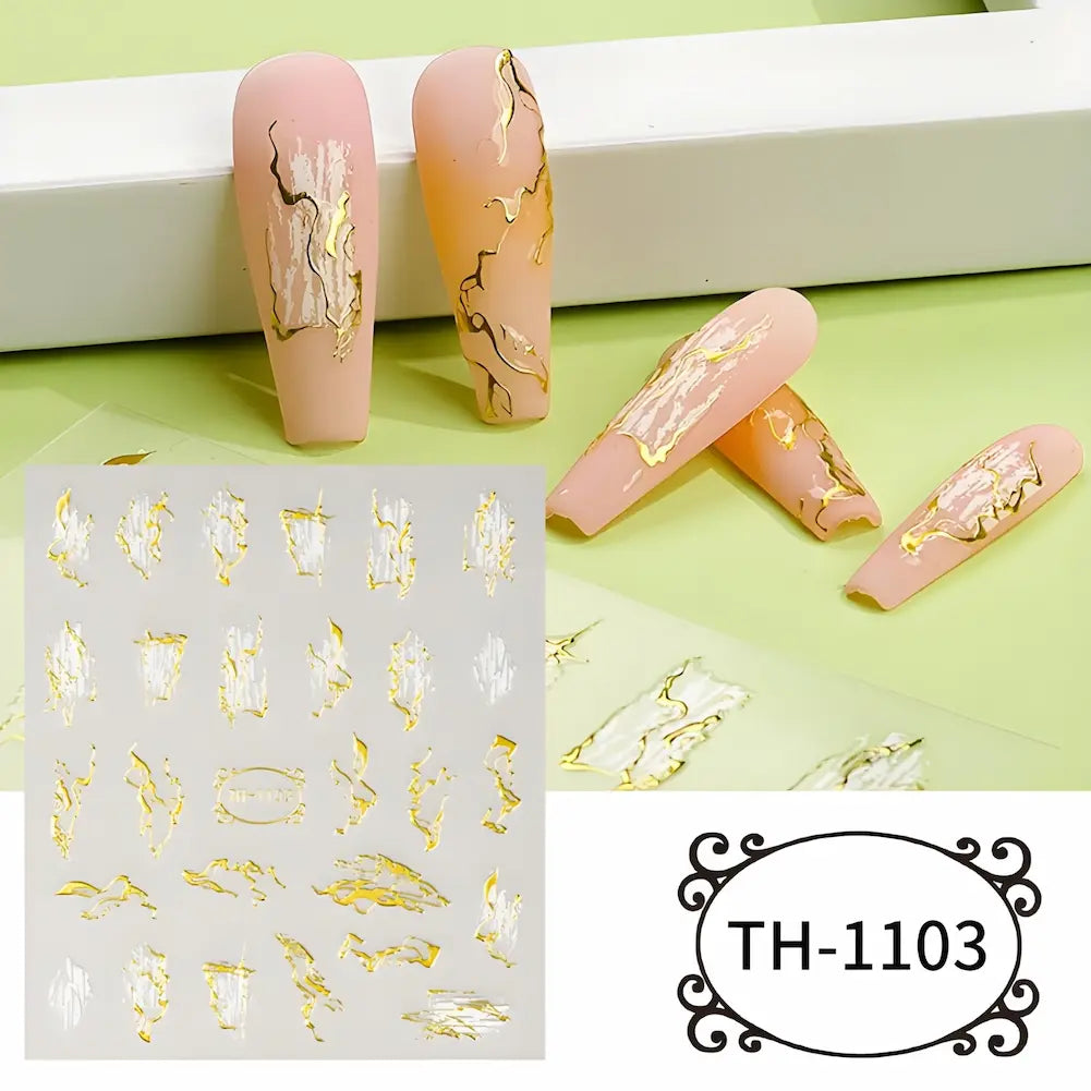 TH-1103: Adesivos abstratos em branco e dourado. Unhas decoradas com um design artístico e sofisticado, combinando detalhes em dourado e branco.