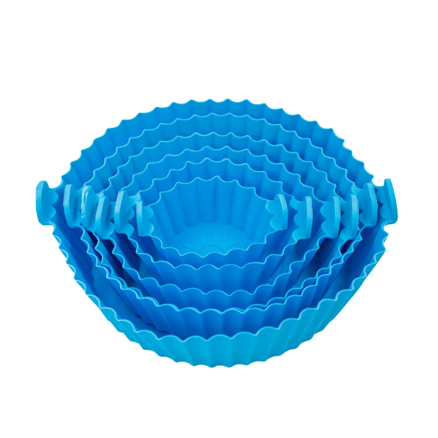 A imagem apresenta um conjunto de formas de silicone de cor azul, com bordas onduladas. As formas são empilhadas uma dentro da outra, variando em tamanhos. Cada peça tem pequenas alças nas laterais para facilitar o manuseio. São ideais para preparo de receitas em forno ou micro-ondas, destacando-se pela praticidade e versatilidade.