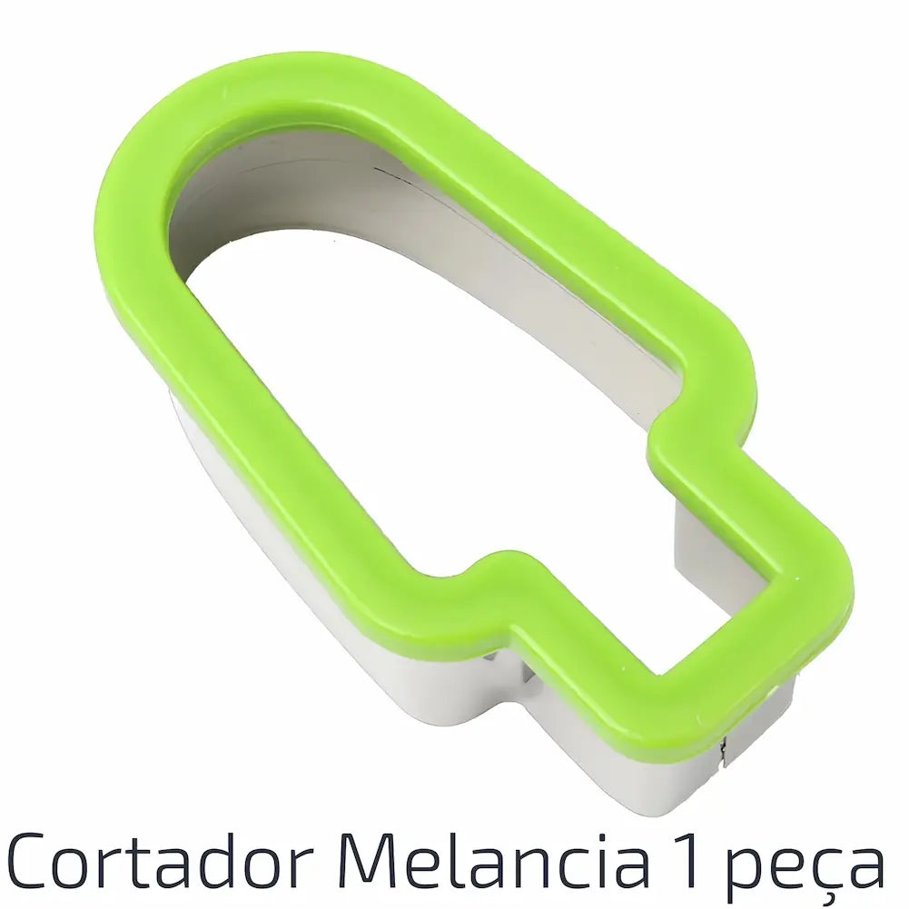 A imagem mostra um cortador de frutas em formato de picolé, usado para cortar melancia. O cortador tem uma borda verde e uma lâmina metálica. Ele é projetado para criar fatias em forma de picolé. Na parte inferior, o texto diz "Cortador Melancia 1 peça".
