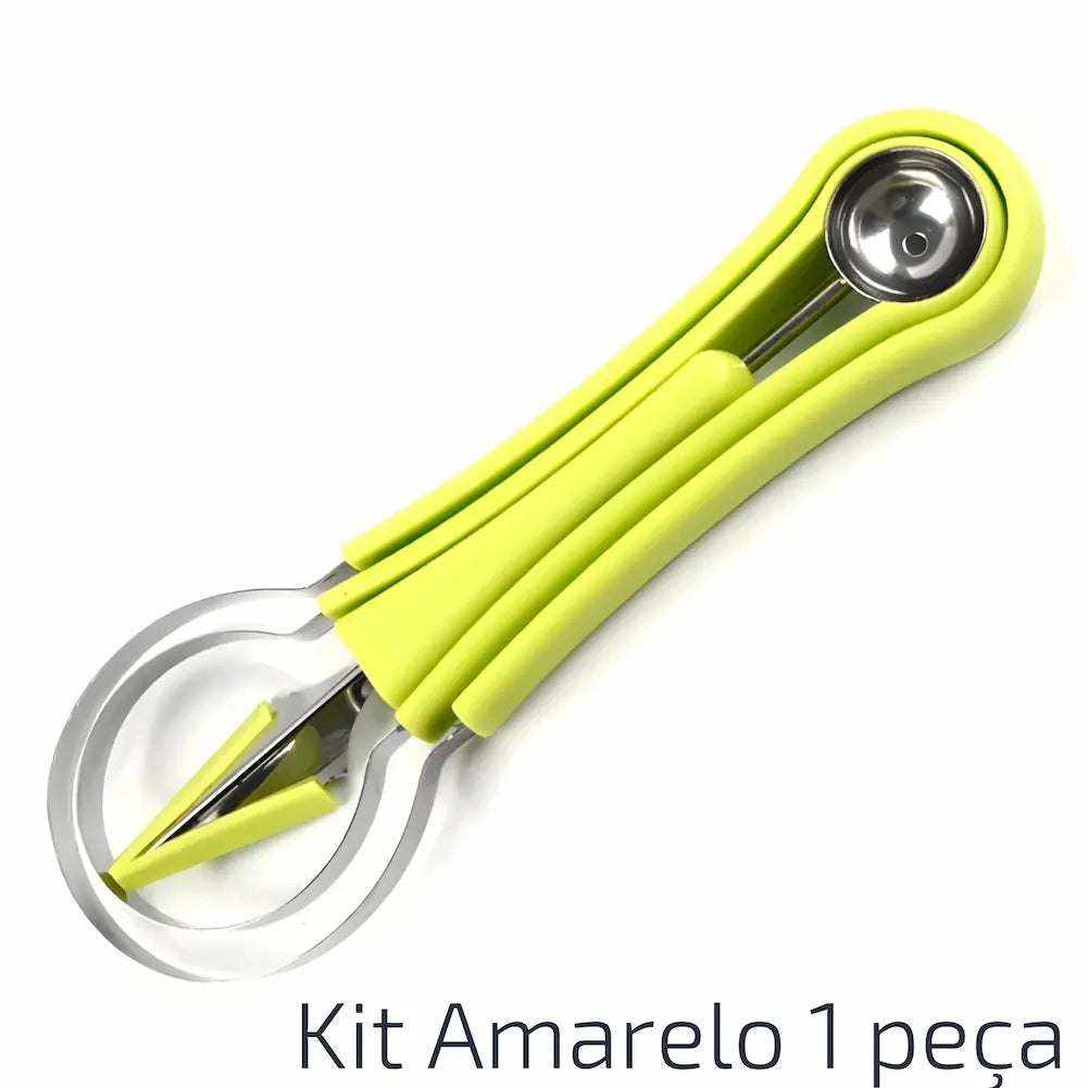A imagem mostra um utensílio multifuncional de cozinha com cabo amarelo, projetado para esculpir frutas. O utensílio possui uma lâmina curva para cortes decorativos e uma colher pequena para fazer bolas de frutas. Na parte inferior, está escrito "Kit Amarelo 1 peça".