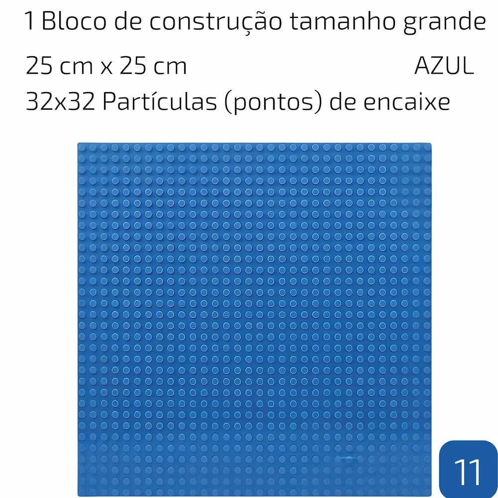 A imagem mostra uma base de construção de tamanho grande, com dimensões de 25 cm x 25 cm, contendo 32x32 partículas (pontos de encaixe). A cor da base é azul. O texto descreve as características da base, destacando seu tamanho grande e a cor azul, adequada para construção com blocos de montar.
