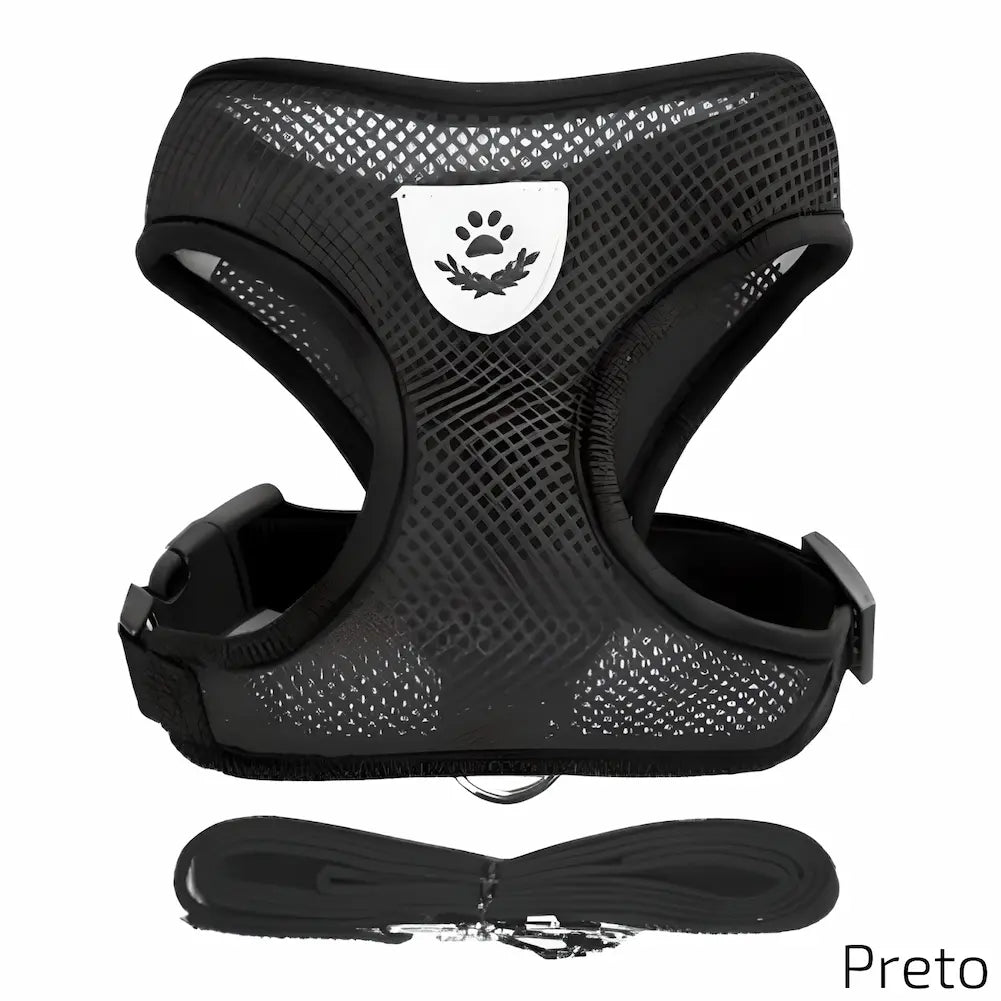 A imagem mostra uma coleira peitoral preta com bordas e detalhes em preto, incluindo um emblema de pata prateado. A guia preta complementar é inclusa, ideal para um visual elegante e discreto para seu pet.