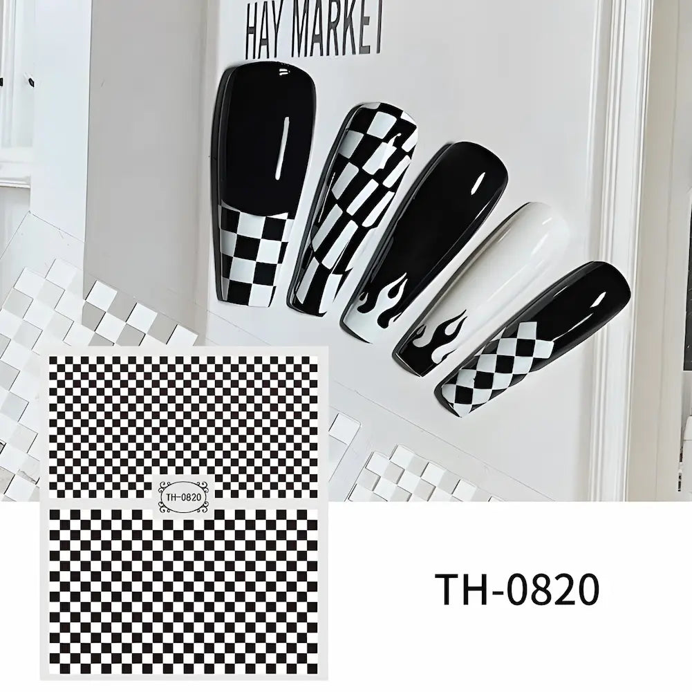 Imagem TH-0820: Adesivos xadrez preto e branco. Unhas decoradas com design clássico de padrão xadrez em preto e branco, algumas com chamas estilizadas.