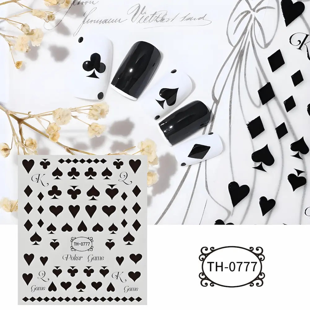 TH-0777: Adesivos com símbolos de cartas de baralho. Unhas decoradas com temas de cartas de baralho em preto e branco, criando um visual único e elegante.