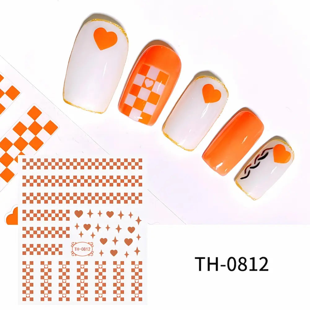 TH-0812: Adesivos xadrez laranja e branco com corações. Unhas decoradas com design vibrante e divertido, combinando padrões xadrez e corações em laranja e branco.