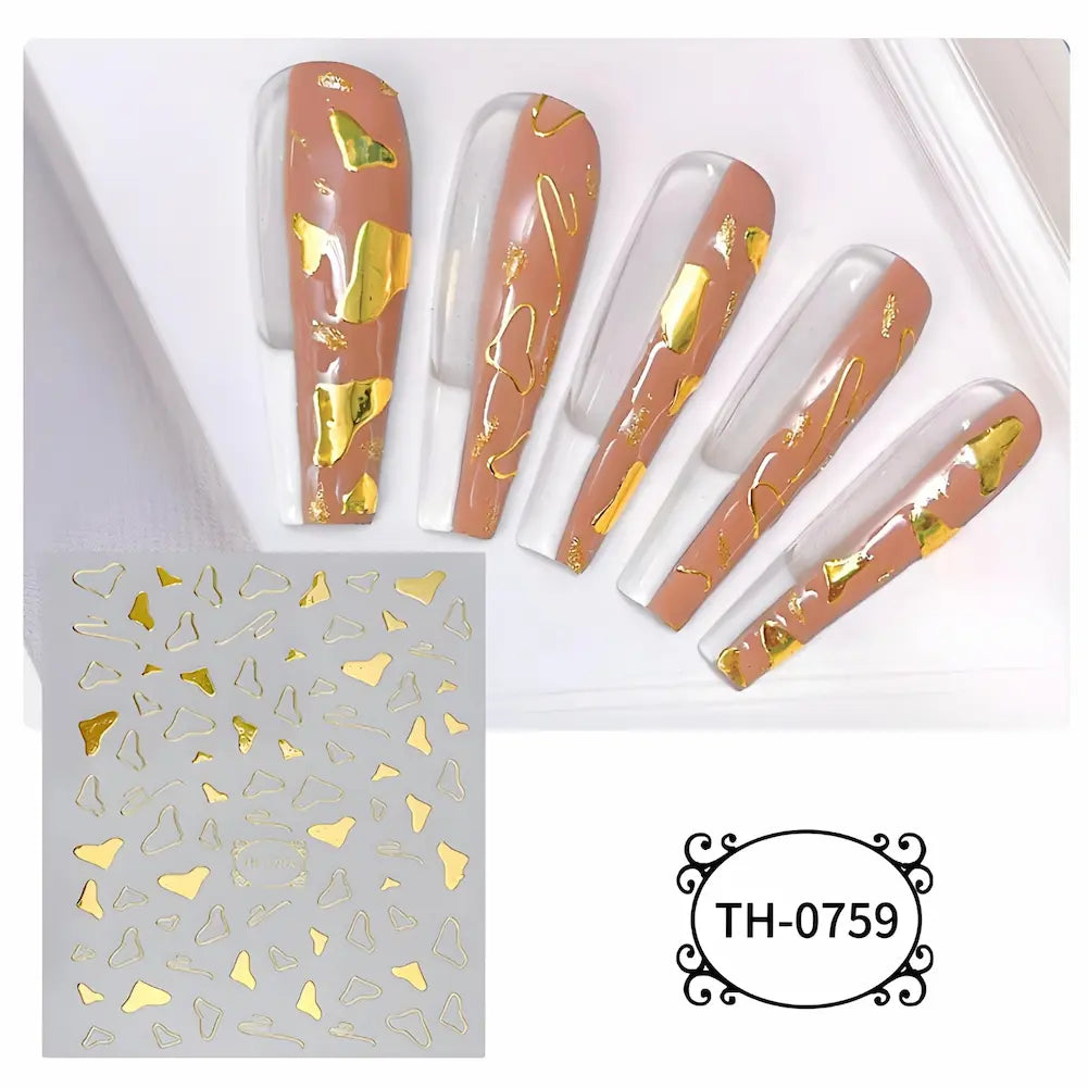 TH-0759: Adesivos de unhas com detalhes dourados em formato irregular. Aplicados sobre uma base transparente e nude, criam um visual elegante e sofisticado.