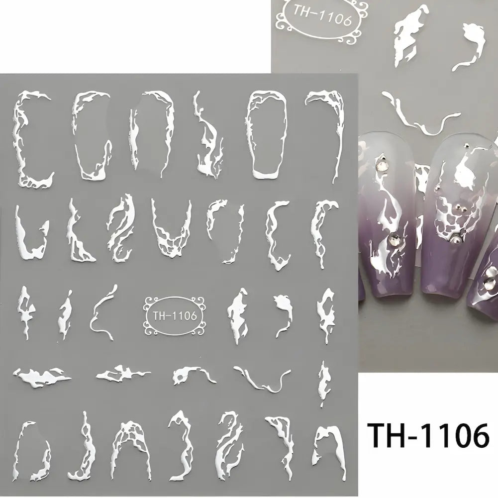 TH-1106: Adesivos de unhas com design abstrato em branco sobre base cinza. Apresenta um padrão de linhas e formas fluídas, criando um visual moderno e artístico.