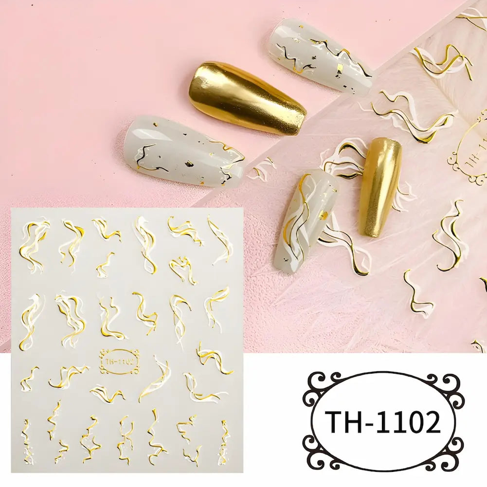 TH-1102: Adesivos para unhas com detalhes ondulados dourados sobre fundo branco. Os designs são elegantes e detalhados, adequados para um visual sofisticado.