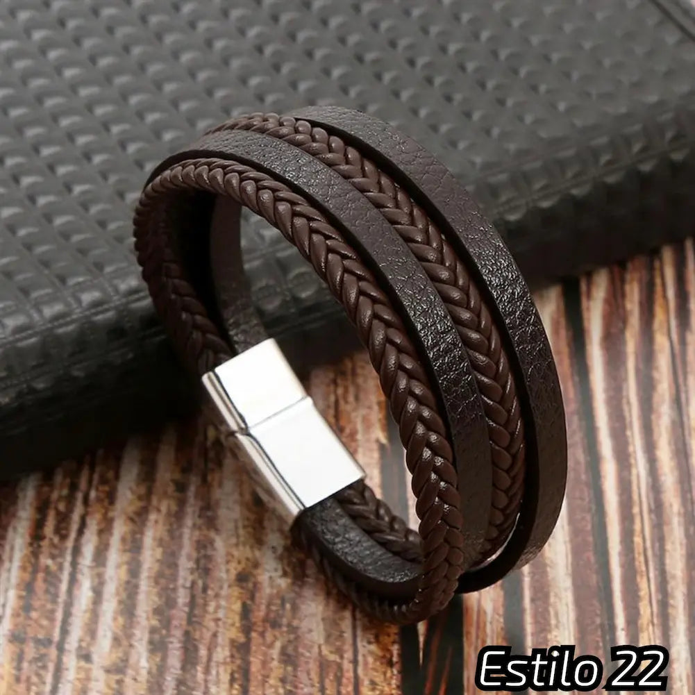 Pulseira marrom composta por tiras de couro trançado e texturizado, com um fecho metálico prateado. O design combina um visual clássico e robusto, ideal para estilos casuais. Estilo: 22.