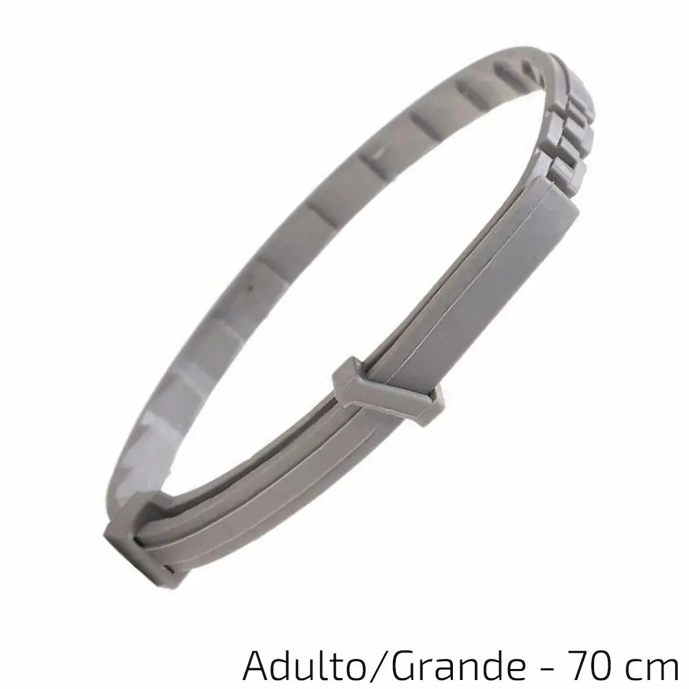A imagem mostra uma coleira antipulgas cinza para animais de grande porte. A coleira tem um comprimento de 70 cm e é ajustável. O fundo branco destaca o design prático e funcional do produto, indicado para "Adulto/Grande".