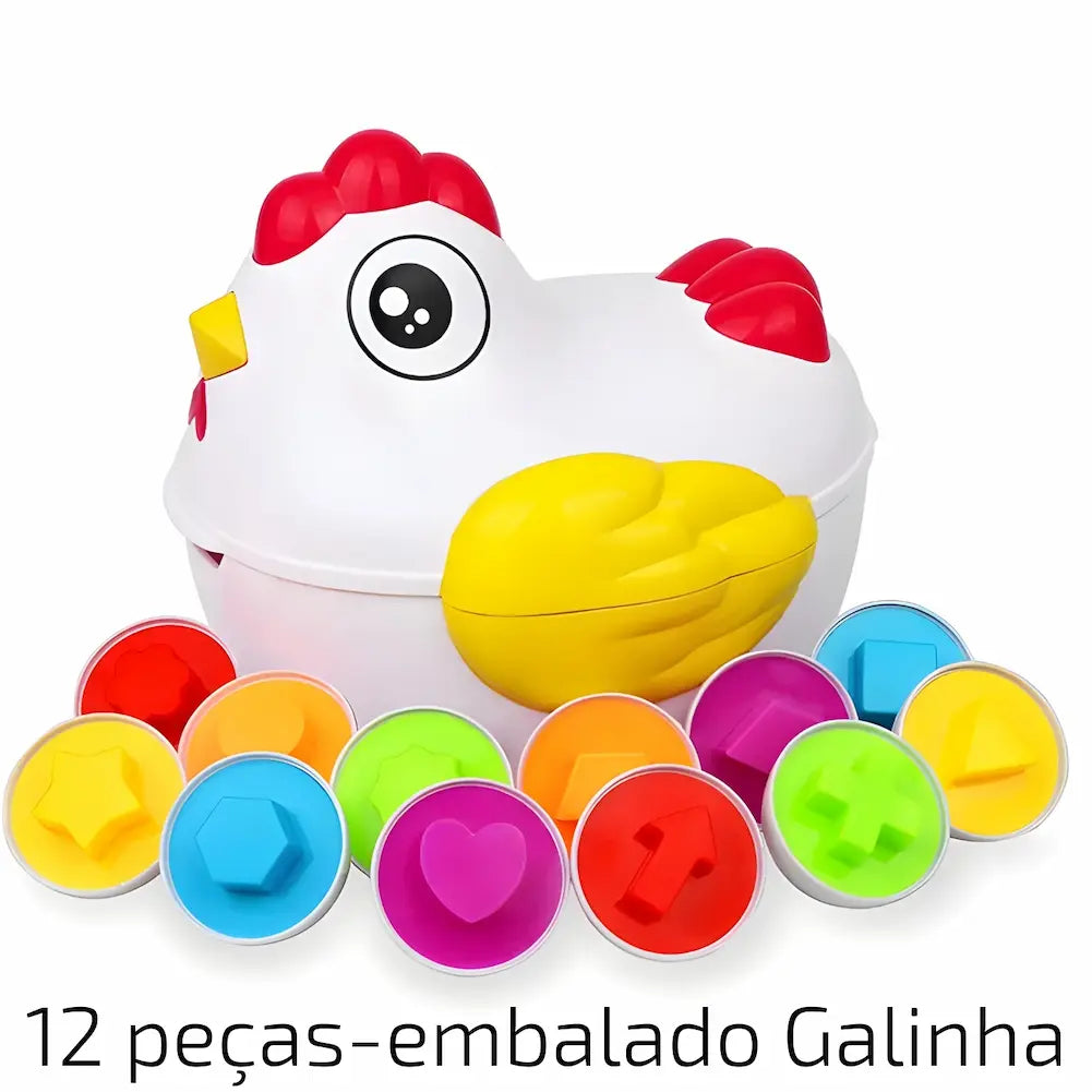 A imagem mostra uma galinha de brinquedo colorida com corpo branco, asas amarelas, crista e cauda vermelhas. Em frente à galinha, há vários ovos de plástico abertos, revelando formas geométricas coloridas em seu interior, como estrelas, hexágonos, corações, setas e cruzes. As formas são amarelas, azuis, roxas, verdes, laranjas e vermelhas. Na parte inferior da imagem, está escrito "12 peças - embalado Galinha" em texto preto. O fundo é branco.