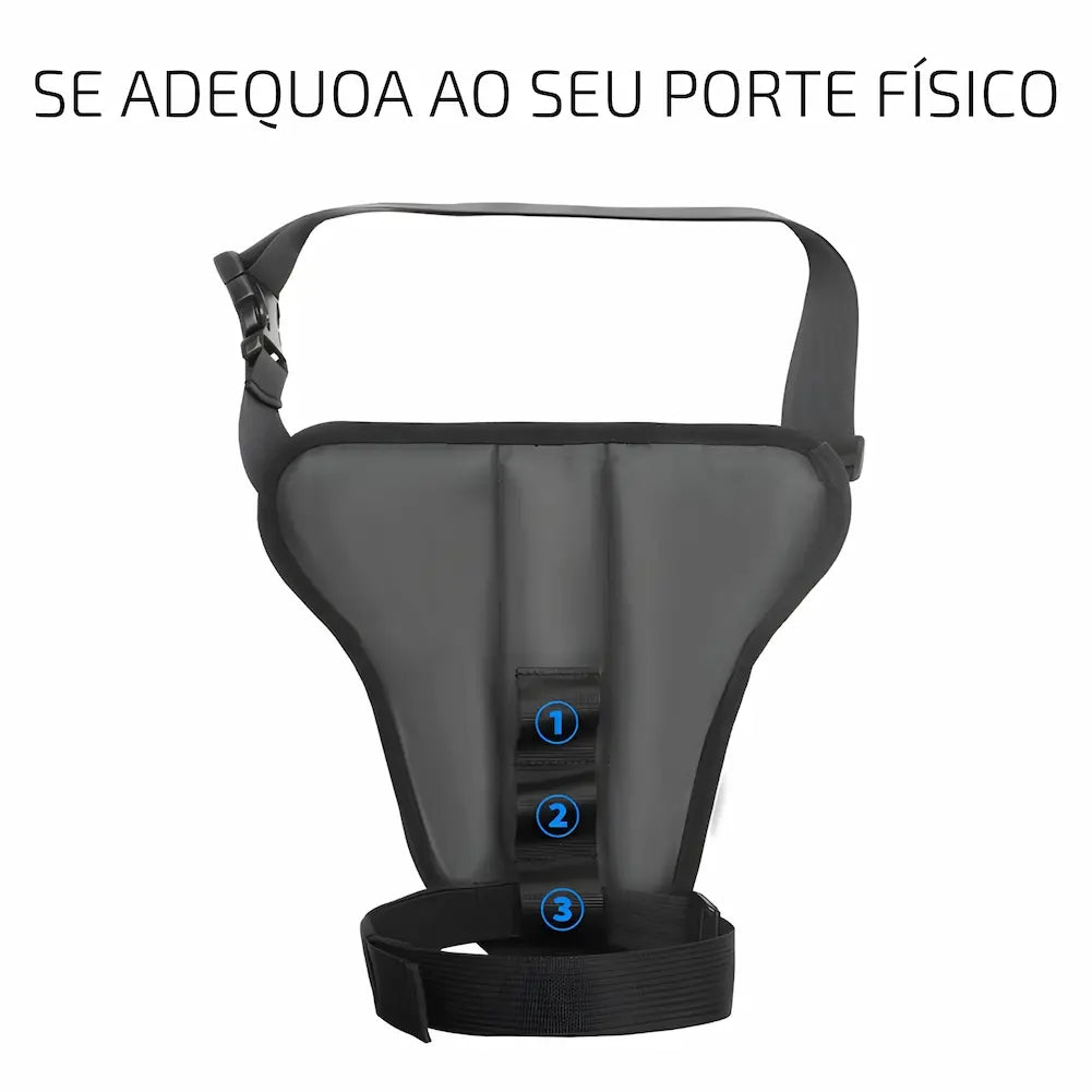  Imagem de uma pochete de perna preta, desenhada para se ajustar ao porte físico do usuário. Possui alça ajustável na parte superior e três pontos de ajuste destacados com números em azul na parte frontal. O texto "SE ADEQUOA AO SEU PORTE FÍSICO" está acima da pochete.