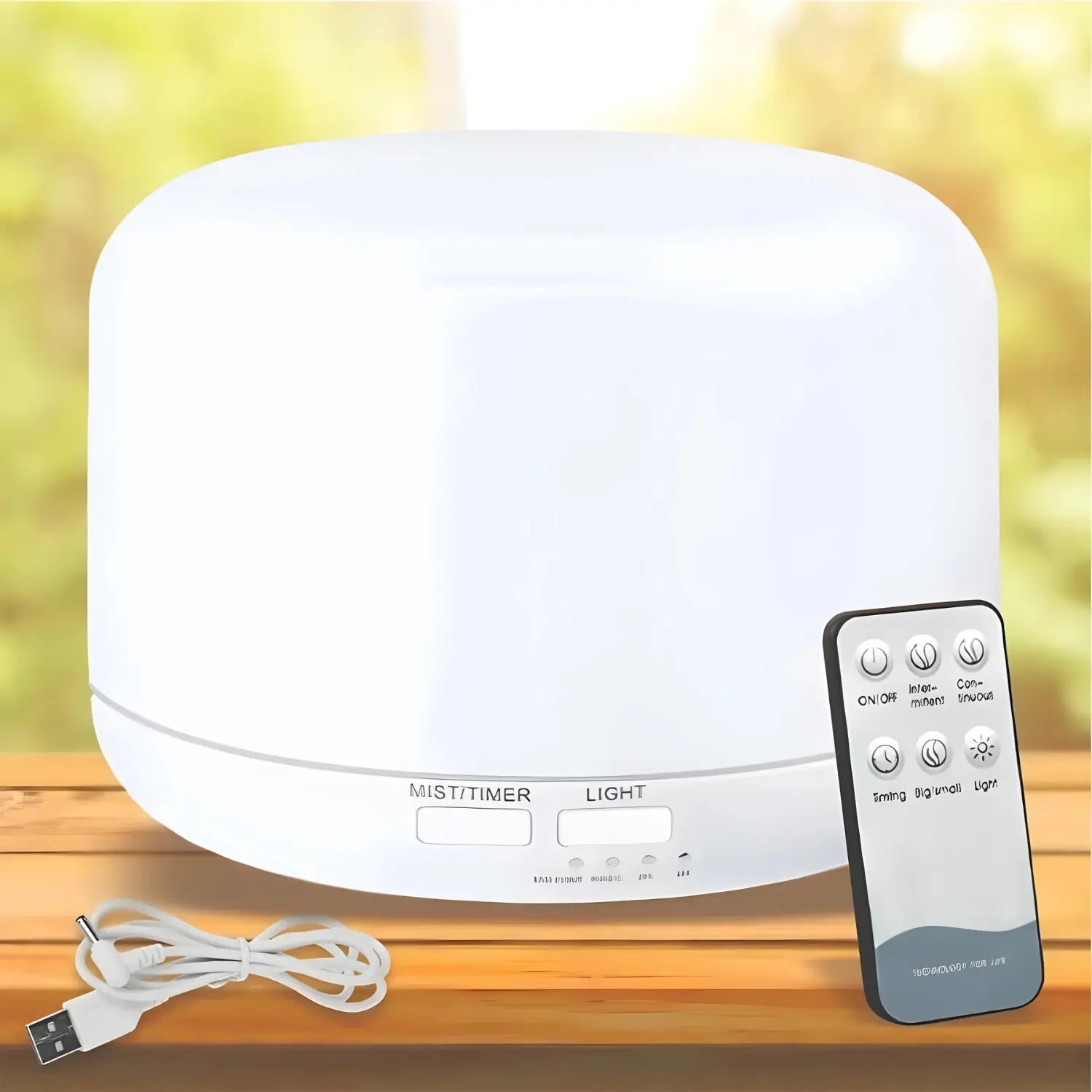 A imagem mostra um difusor de aromas branco, com um design arredondado e simples. O dispositivo está acompanhado por um controle remoto, permitindo ajustar as configurações de forma conveniente. Além disso, é possível ver o cabo USB, que sugere que o difusor pode ser alimentado por uma fonte de energia portátil. O difusor possui botões visíveis na base, indicando funcionalidades como controle de névoa, temporizador e luz. A imagem foi capturada em um ambiente natural, sugerindo um uso ideal em casa ou no es