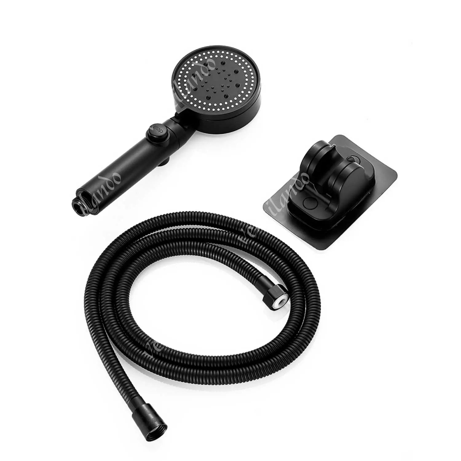 A imagem mostra um conjunto de chuveiro com três peças: a cabeça do chuveiro, a mangueira flexível preta e o suporte de parede. A cabeça do chuveiro é de design moderno e funcional, com furos para a saída da água. A mangueira é longa e flexível, permitindo liberdade de movimento, enquanto o suporte de parede oferece praticidade para pendurar o chuveiro quando não estiver em uso.